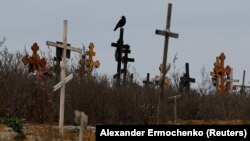 За даними журналістів Associated Press, наприкінці минулого року в Маріуполі виявлено понад 10 тисяч нових могил