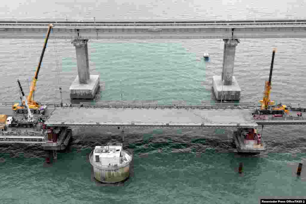 Строительные работы по восстановлению поврежденных пролетов автодорожной части Керченского моста, разрушенных в результате взрыва 8 октября 2022 года  