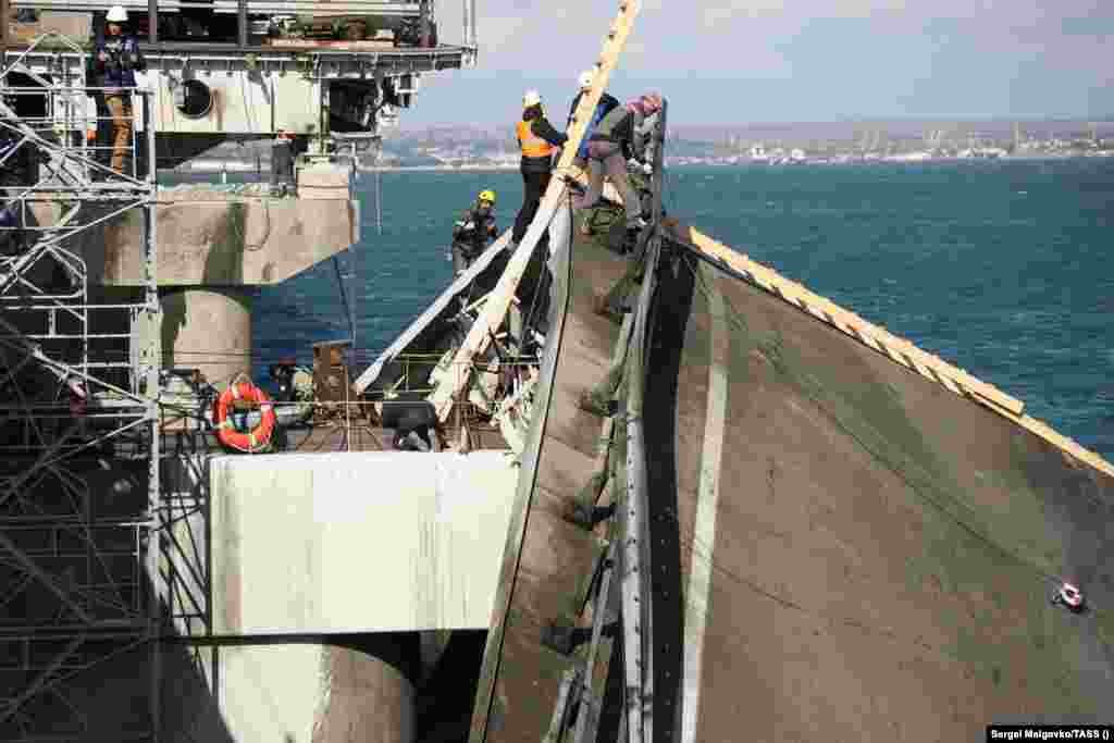 Президент РФ Владимир Путин, ссылаясь на расследование Следственного Комитета РФ, назвал взрыв на Керченском мосту «терактом» и обвинил в нем украинские спецслужбы. Президент Украины Владимир Зеленский заявил, что в Киеве «точно не заказывали» взрыв на мосту. 10 октября Россия нанесла «ответные», как заявили в России, массированные ракетные удары по территории Украины. В результате российских обстрелов были повреждены инфраструктурные объекты, погибли и были ранены мирные жители