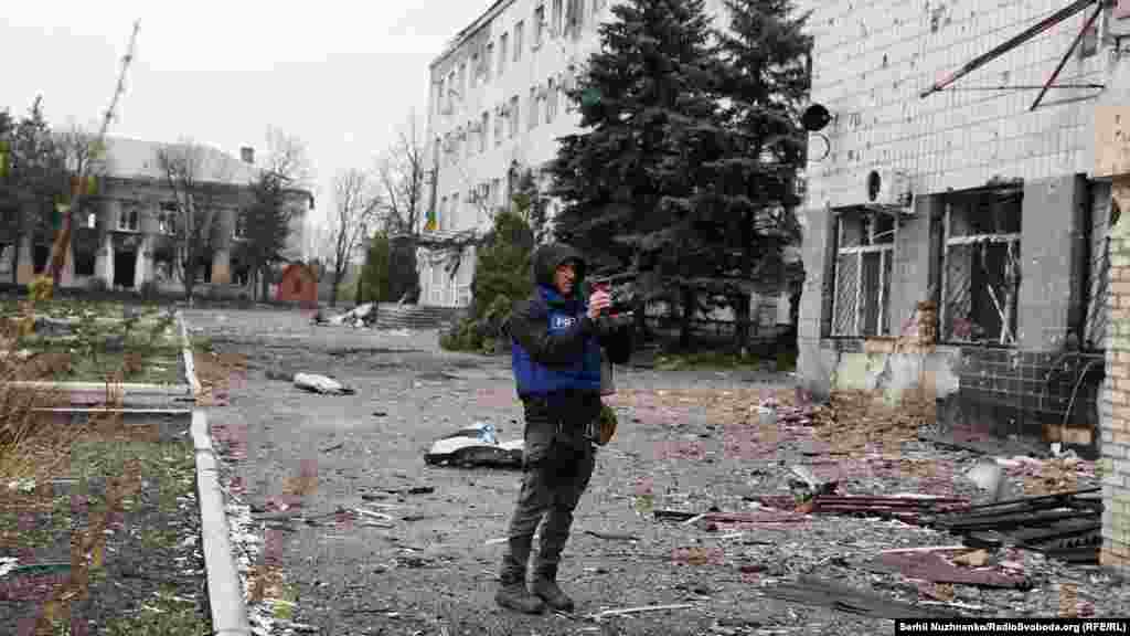 Кореспондент Радіо Свобода Мар’ян Кушнір працює в центральній частині міста Мар'їнка, 14 квітня 2022 року 