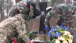 Українці почистили спаплюжений пам’ятник воїнам УПА у Польщі (відео) Українці почистили спаплюжений пам’ятник воїнам УПА у Польщі (відео)