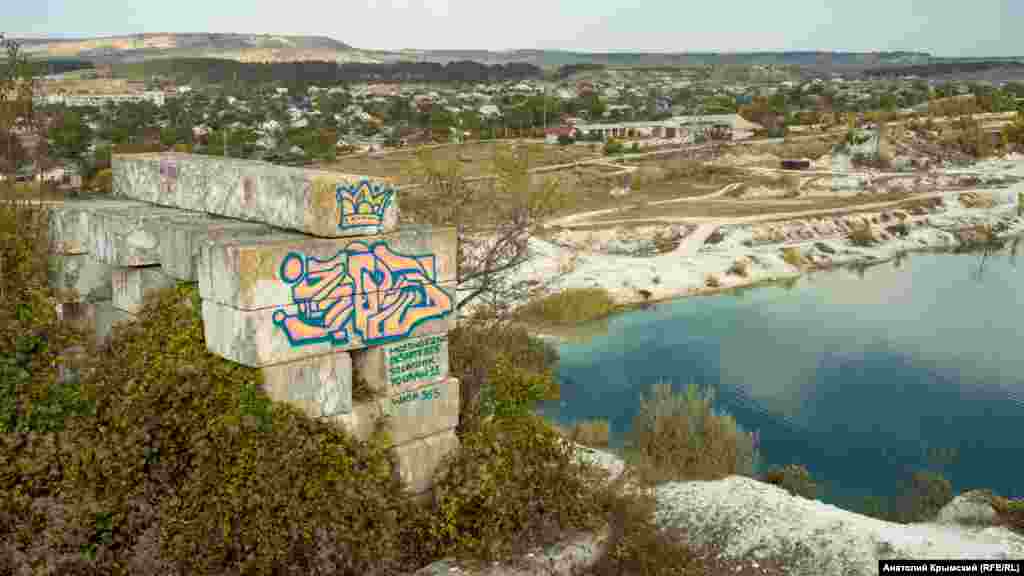 Разрисованные старые блоки на западном берегу. Далее – Скалистое
