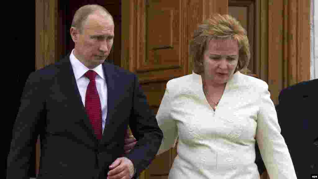 В 2012 году после четырех лет премьерства Владимир Путин вновь был избран президентом России. На снимке Путин и его жена Людмила покидают церковь после церемонии инаугурации на Соборной площади в Кремле. 7 мая 2012 года. Спустя год с небольшим супруги Путины объявят о разводе. Официально президент России пребывает в статусе разведенного  