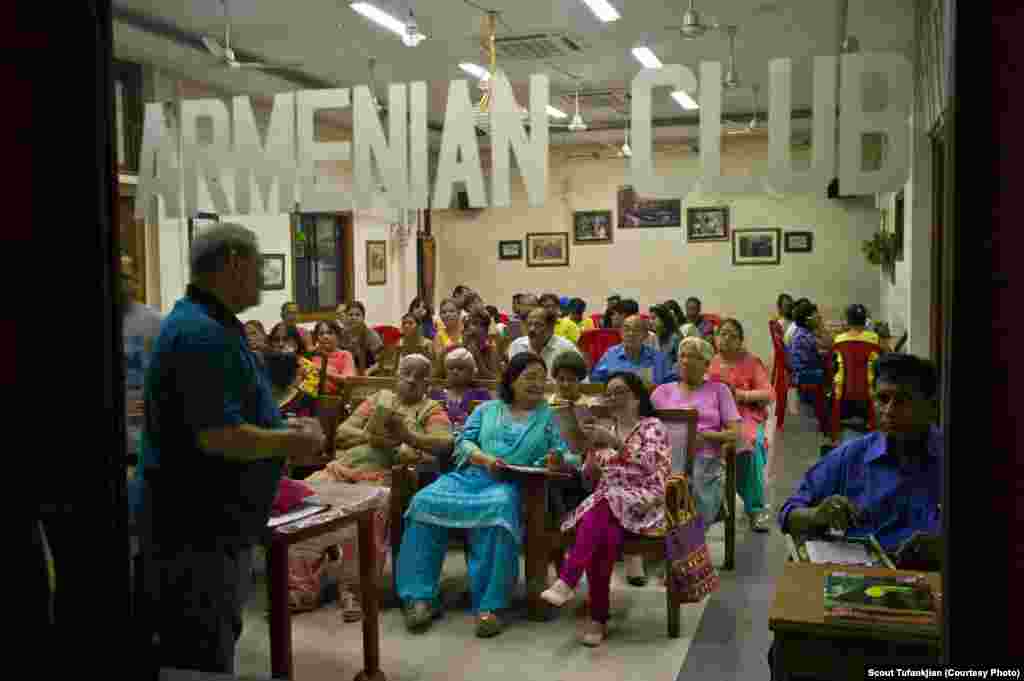 Туфанкджян позаимствовала название для своей книги из рассказа американского писателя армянского происхождения Уильяма Сарояна, который писал: "Существует небольшая территория в Малой Азии, которая называется Арменией. Но это не так. Это не Армения... Есть только армяне, и они населяют землю, не Армению, так как нет Армении, господа, нет Америки, нет Англии, нет Франции, нет Италии, есть только Земля". На фото: армянский клуб в Калькутте, Индия.  