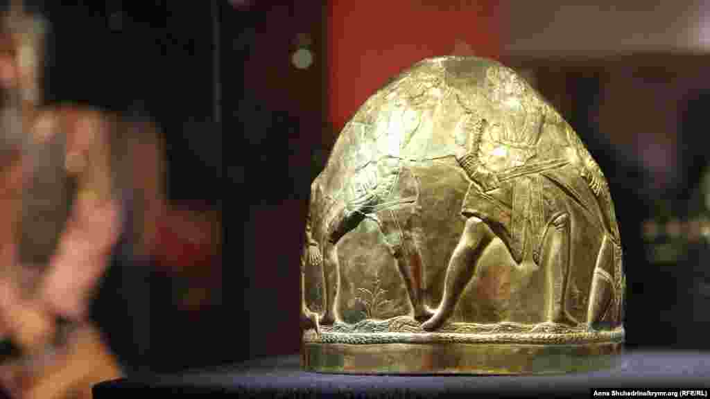 Цей старовинний артефакт – один із тих експонатів, які все ж повернулися з Нідерландів в Україну. Все тому, що він зберігався не в кримському музеї, а в Києві – у Музеї історичних коштовностей України при Києво-Печерській Лаврі