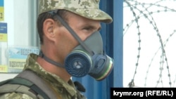 Український прикордонник у захисному спорядженні на пункті пропуску «Каланчак», вересень 2018 року