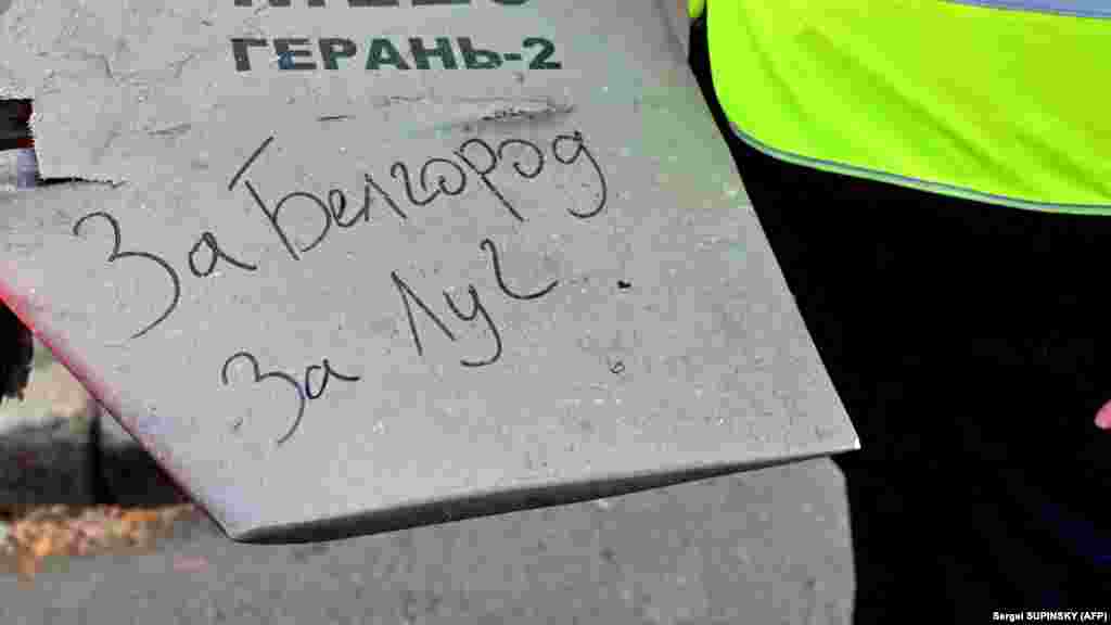 Эксперт полиции держит, по словам властей, фрагмент дрона, на котором якобы имеется рукописная надпись «За Белгород. За Луч». Россия обвинила Украину в поражении целей в Белгородской области недалеко от границы. Пророссийские источники новостей в приложении для социальных сетей Telegram сообщили, что ночью Украина нанесла удар по аэропорту Белгорода.