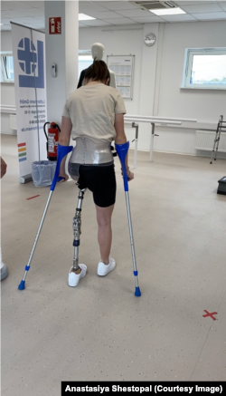 Анастасія вчиться ходити з протезом