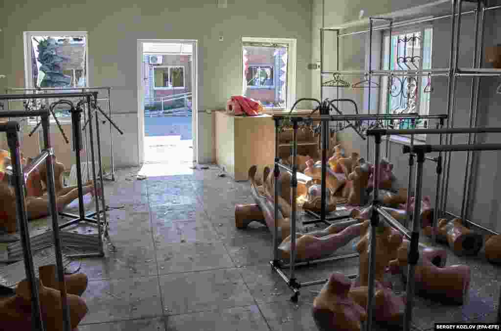 Пошкоджений магазин на місцевому ринку в Куп'янську