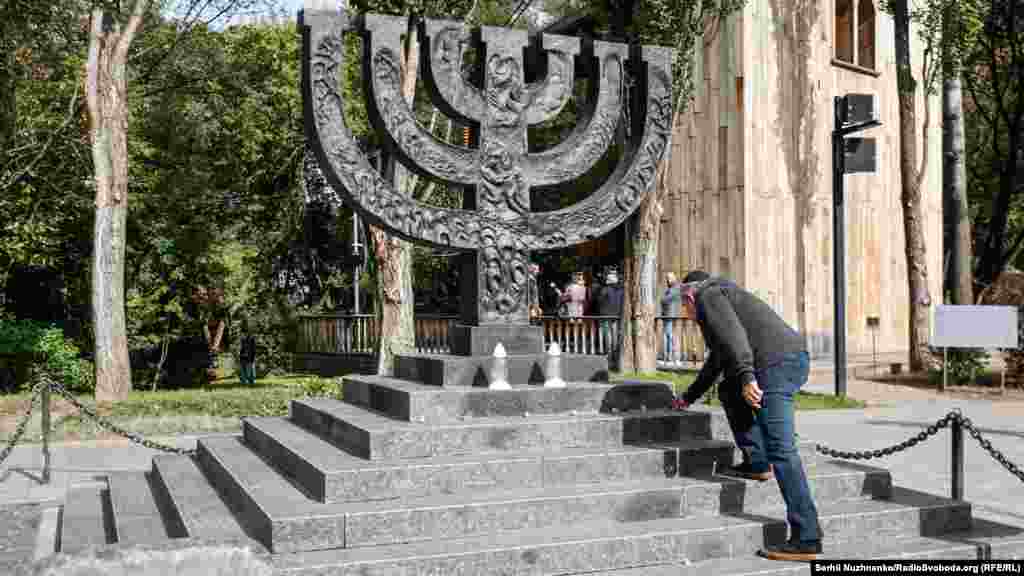 Крім квітів, за давнім єврейським звичаєм, до Менори  клали також і камінці