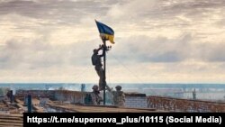 Підняття українського прапора над селищем Високопілля після російської окупації