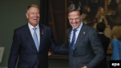Președintele român, Klaus Iohannis (stânga), și premierul olandez Mark Rutte (dreapta).