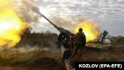 Ілюстраційне фото. Український військовий стріляє з трофейної російської гаубиці «Мста-Б», Харківська область, 6 жовтня 2022 року