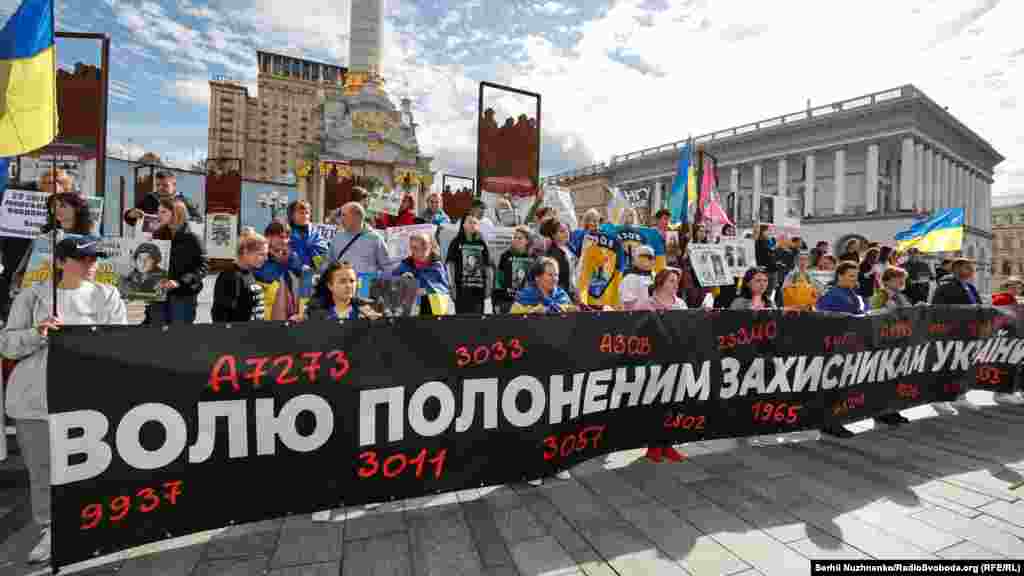 Акцію було організовано сім'ями полонених військовослужбовців із військової частини 3057 Національної гвардії України, що дислокувалася у Маріуполі