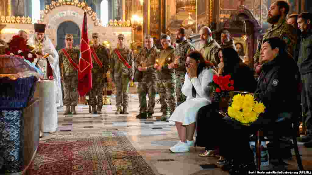 Присутні не стримували сліз