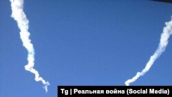 Влада Києва раніше повідомила, що уламками збитих ракет пошкоджені два приватних будинки в Дарницькому районі