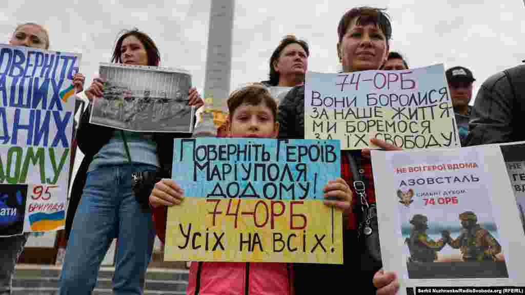 Рідні військових закликали оприлюднити списки всіх полонених  