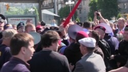 У Черкасах активісти не дозволили розгорнути червоний прапор (відео) У Черкасах активісти не дозволили розгорнути червоний прапор (відео)