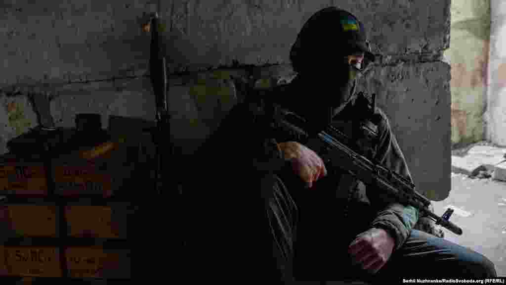 Український військовий на передових позиціях в Сєвєродонецьку, 16 квітня 2022 року 