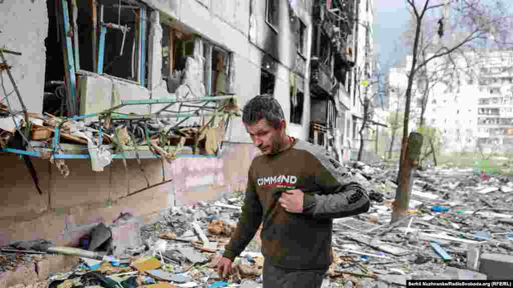Місцевий житель В’ячеслав йде по уламках будинку, в якому він жив. Росія цілеспрямовано обстрілює житлові квартали  Сєвєродонецька. Луганська область, Україна. 16 квітня 2022 року