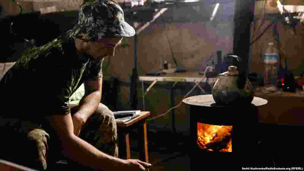 Український військовий кип’ятить воду на каву для журналістів на позиції Збройних Сил України, Сєвєродонецьк, 16 квітня 2022 року 