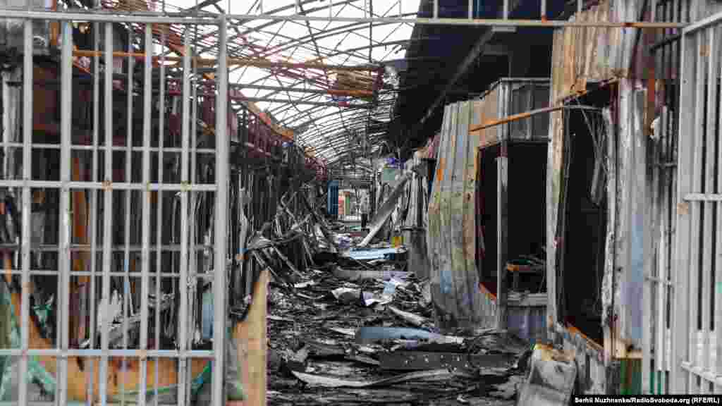 Знищений обстрілами російської армії ринок в Сєвєродонецьку,16 квітня 2022 року 