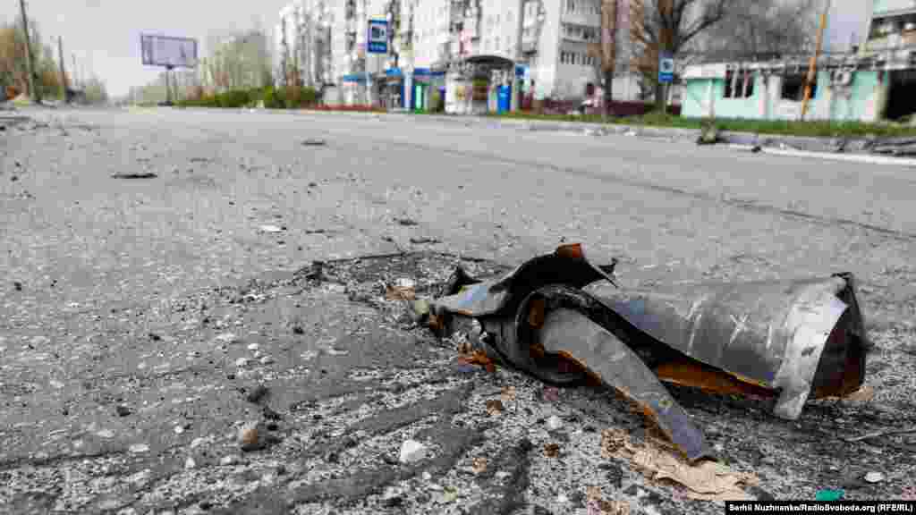 Уламки російського «Граду» на одній з вулиць міста Сєвєродонецьк, 16 квітня 2022 року 