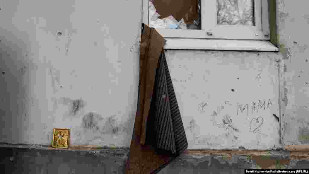Іконка біля входу в бомбосховище. Сєвєродонецьк, 16 квітня 2022 року 