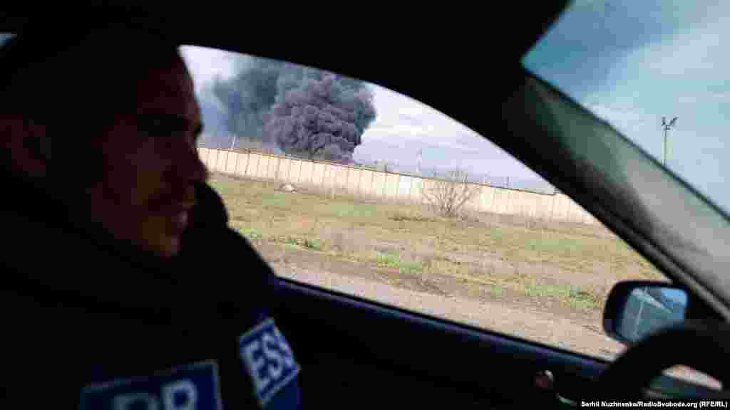 Журналісти Радіо Свобода проїжджають повз пожежу на Лисичанському НПЗ, яка сталася внаслідок обстрілу збройними силами РФ, Лисичанськ,16 квітня 2022 року 