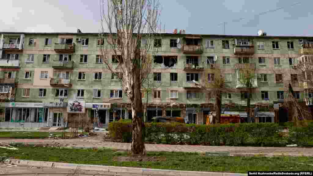 Людей не видно. Будинки пошкоджені. Вулиці Сєвєродонецька,16 квітня 2022 року 