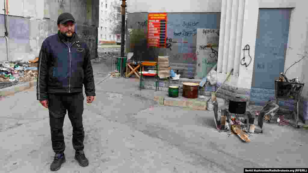 Місцевий житель готує їжу на відкритому вогні біля бомбосховища, на одній з вулиць Сєвєродонецька, 16 квітня 2022 року 