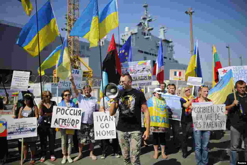 Акція протесту проти продажу Францією кораблів «Містраль» Росії. Франція досі не скасовувала і не зупиняла чинності контракту. Лише було заявлено, що наразі не склалися умови для передачі першого з цих кораблів. Франція, 7 вересня 2014 року  