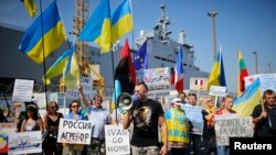 Демонстрация протеста у места швартовки первого вертолетоносца класса "Мистраль"