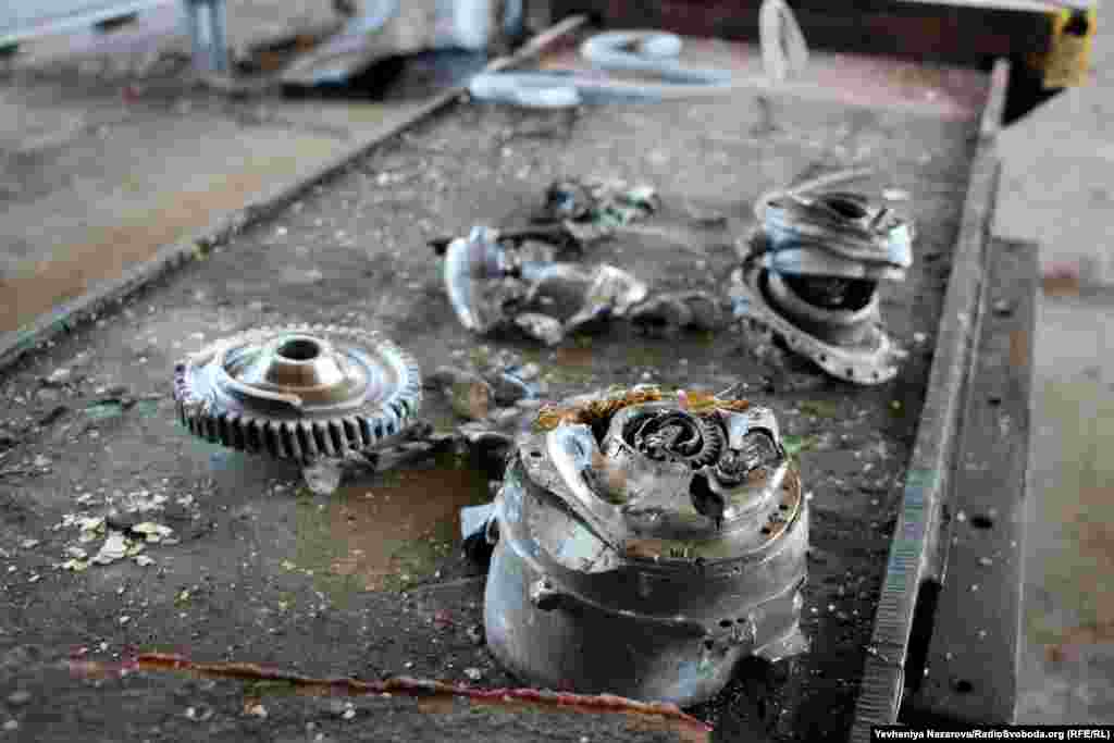 Частини російських ракет, якими ударили по заводу. Їх знайшов при огляді території директор підприємства 