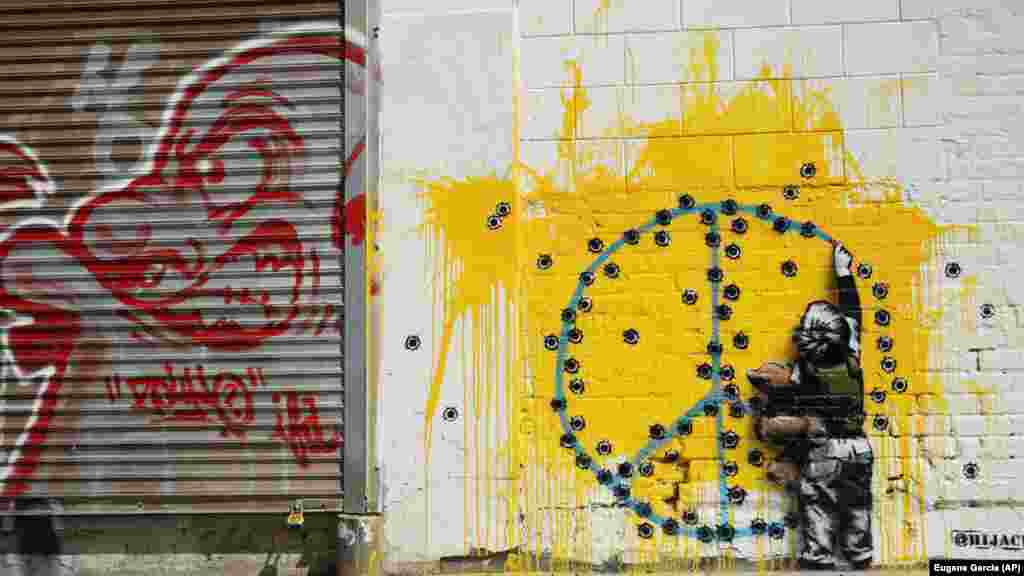 Мурал «Дитина війни» вуличного художника, відомого як Hijack, у Лос-Анджелесі (Каліфорнія, США). «Коли дорослі ведуть війну, страждають діти. Ця війна в Європі спричинила кризу біженців. Майже 10 мільйонів людей вимушені тікати від бомб Путіна», – каже художник. 