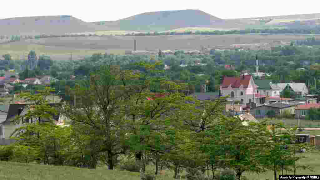 Зуя – в зелени садов и лесопосадок. Справа виднеется минарет поселковой мечети