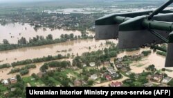 За даними рятувальників, на заході України внаслідок сильних злив протягом 22 і 23 червня були підтоплені майже 300 населених пунктів. Стихія забрала життя трьох людей