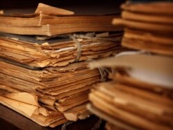 Стопки документів в архіві Служби безпеки Чехії, будівля якої розташована у Празі поблизу річки Влтава