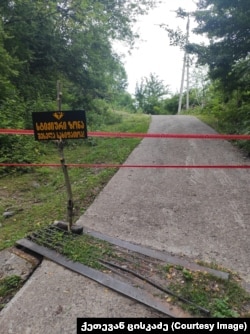 სტიქიის ზონაში ავტომობილებით გადაადგილება აკრძალულია, შეზღუდულია ადგილობრივების შესვლაც სოფელში. ისინი, ვინც ჯერ კიდევ სოფლების შედარებით უსაფრთხო ნაწილებში რჩებიან, ცდილობენ ღამე ახლომდებარე სოფლებში, მეზობლებთან გაათენონ.