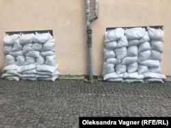 Мешки с песком в окнах некоторых государственных зданий можно встретить по всей Украине