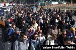 Люди на КПП "Верхний Ларс" на российско-грузинской границе после указа Владимира Путина о "частичной мобилизации", сентябрь 2022 года