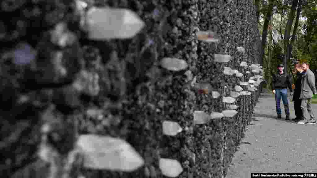 «Кришталева стіна плачу» у Бабиному Яру. Київ, Україна