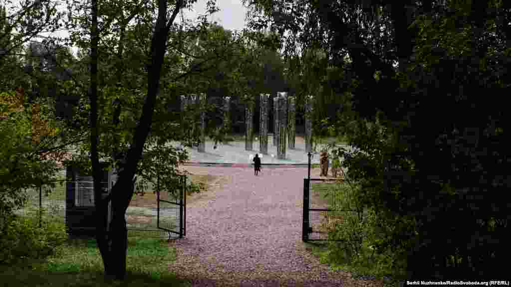 Інсталяція  «Дзеркальне поле» у Бабиному Яру. Київ, Україна