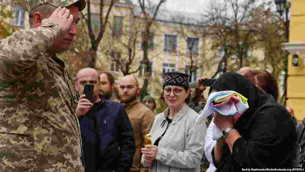 Військовий передає український близьким Едішера грузинський прапор, яким була накрита домовина загиблого