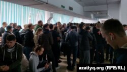 Російські чоловіки, переважно молоді, які втекли від оголошеної Путіним мобілізації до Казахстану. Центр обслуговування росіян в Уральську. 26 вересня 2022 року