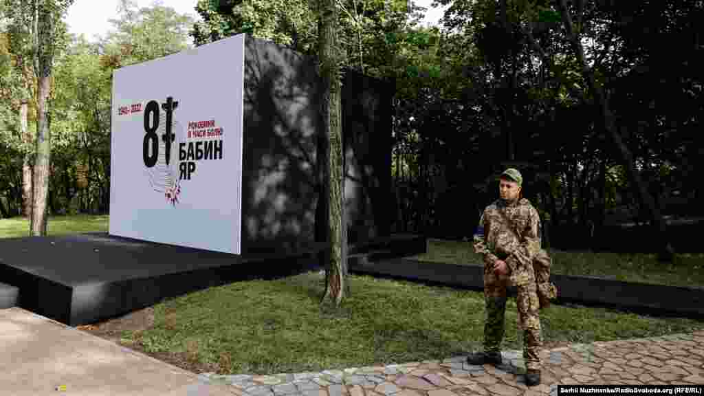 Вшанування жертв нацистських воєнних злочинів у Бабиному Яру проходить в умовах нової війни. Вживаються відповідні заходи безпеки. Росія, через 80 років після гітлерівської Німеччини, розпочала нову велику війну в Європі, і веде її проти України. Російська армія щодня вчиняє воєнні злочини на території країни, яка понесла колосальні втрати у війні із гітлерівським нацизмом.  