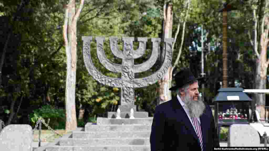 Головний рабин України Моше Реувен Азман під час церемонії вшанування жертв Бабиного Яру. Київ, 29 вересня 2022 року  Російські сили вчиняють так само як нацисти – сказав Моше Реувен Асман в інтерв'ю Радіо Свобода  