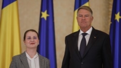 Ligia Deca face o plecăciune în fața lui Klaus Iohannis Ligia Deca face o plecăciune în fața lui Klaus Iohannis