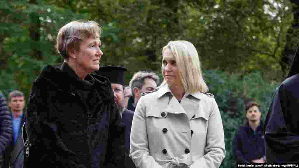 Надзвичайний і повноважний посол Федеративної Республіки Німеччина в Україні Анка Фельдгузен (ліворуч) і  Надзвичайний і повноважний посол США Бріджит Брінк під час жалобної церемонії вшанування жертв нацистських розстрілів у Бабиному Яру у 1941 році.