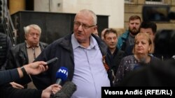 Vojislav Šešelj ispred zgrade Specijalnog suda u Beogradu, 27. septembar 2022.